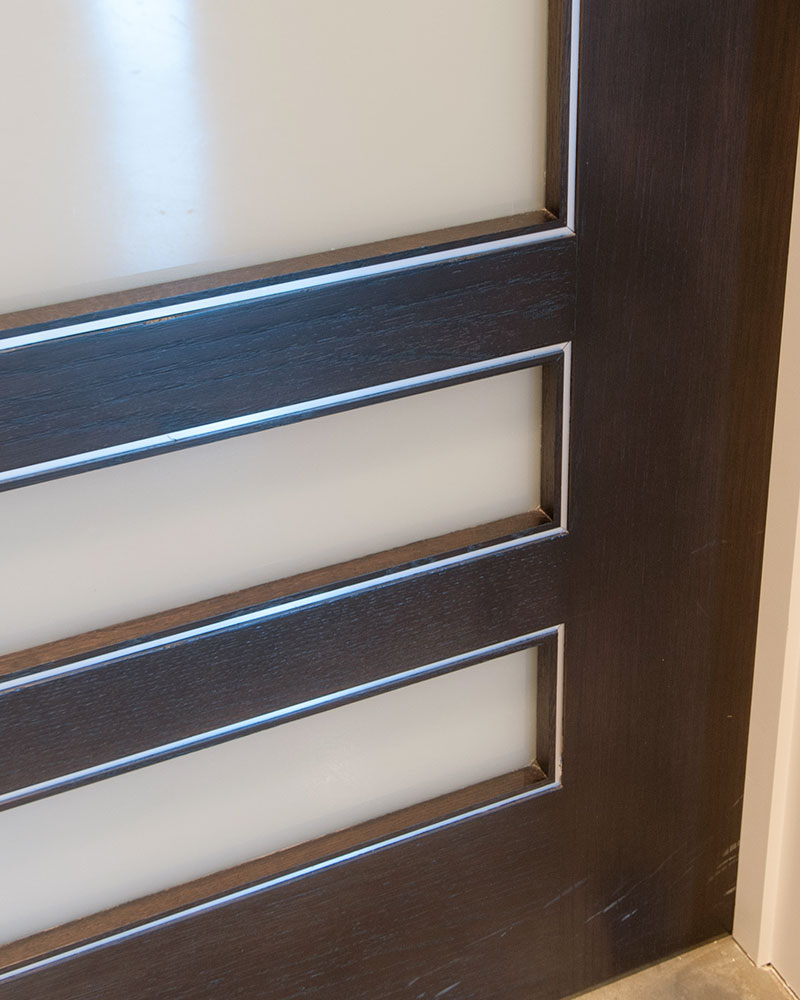 TS5080 in white oak with Quirk (QM) moulding, brushed metal inlay and White Lami glass 