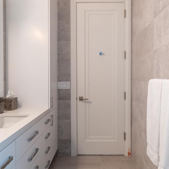 This guest room bath features TS1000 doors in MDF with Miracle (MR) moulding and Flat (C) panel.