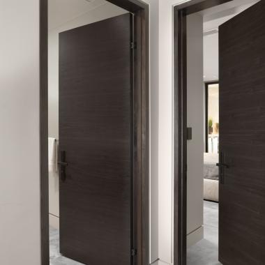 TMF1000 hallway doors in walnut with Ebony stain. Note the kerfed drywall detail around the modern TruStile jambs.