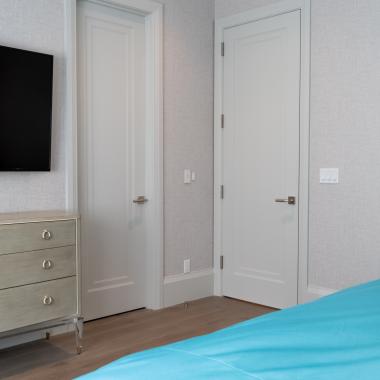 A guest room features TS1000 doors in MDF with Miracle (MR) moulding and Flat (C) panel.