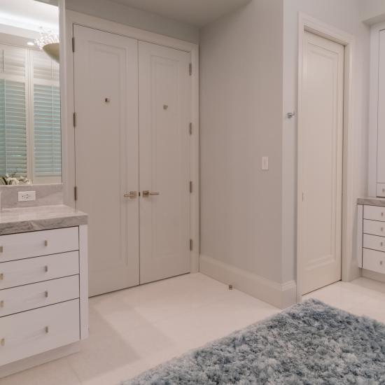 The master bath features TS1000 doors in MDF with Miracle (MR) moulding and Flat (C) panel.