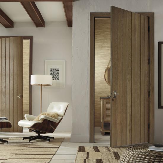 Plank doors (VG1000) in hickory with wide V-groove profile and Cappuccino handwiped stain