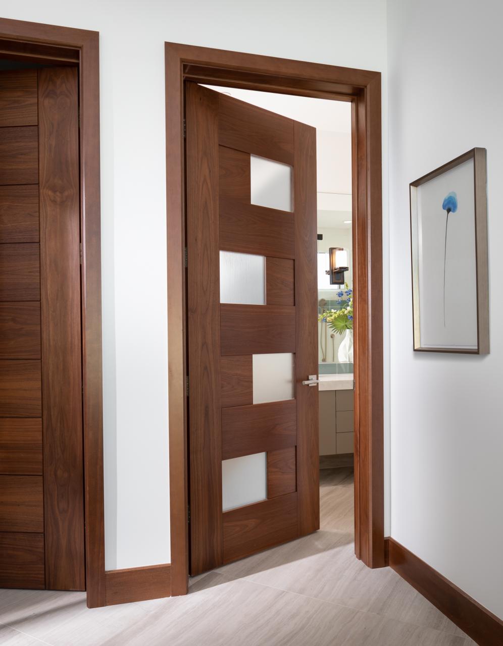 This guest room features a TM9430 door, in walnut with Nutmeg stain and Flow glass, that opens to an adjacent bathroom