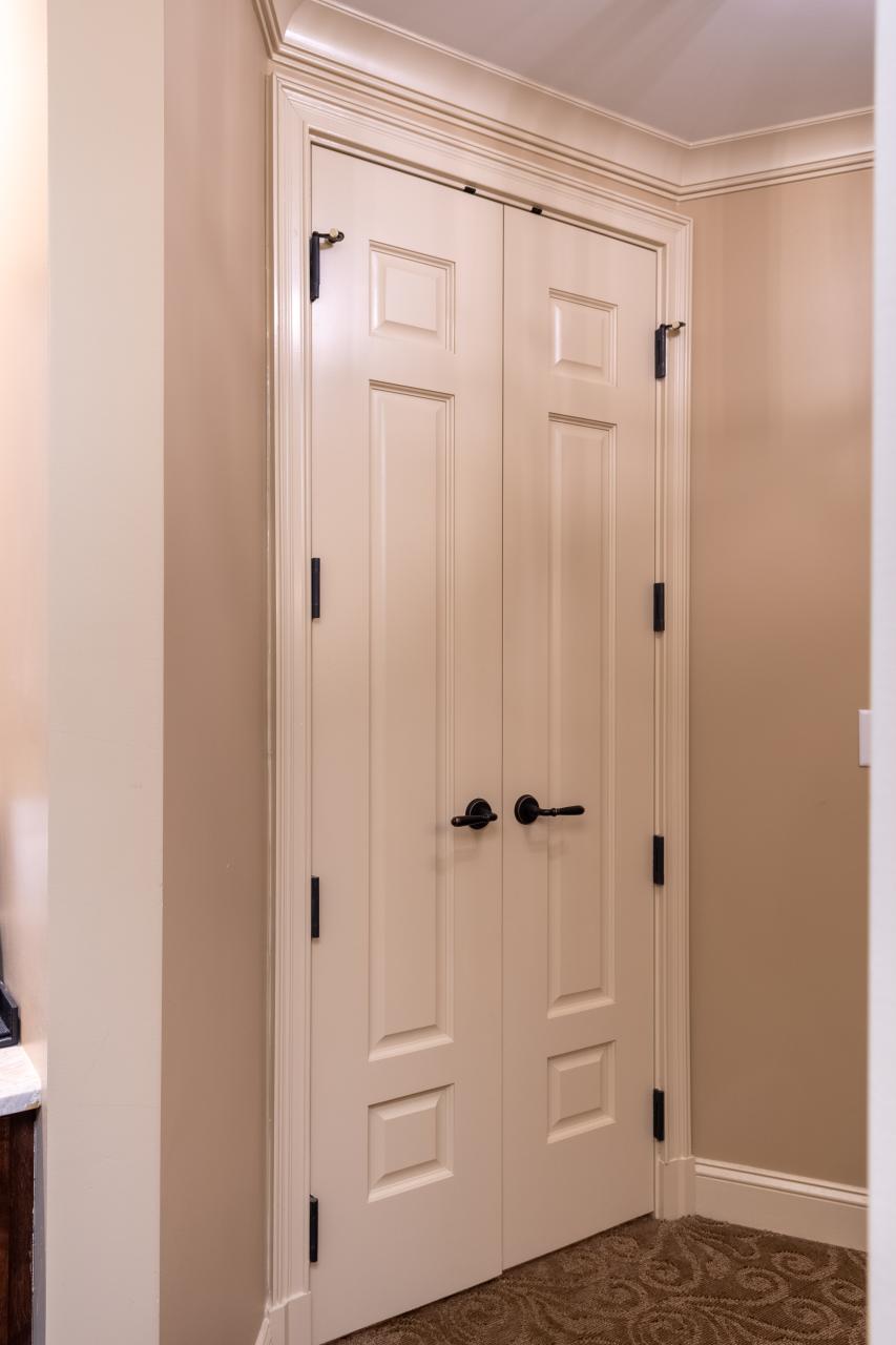 A pair of TS3100 doors in MDF with Roman Ogee sticking and Scoop (B) panel lead to the bathroom suite.