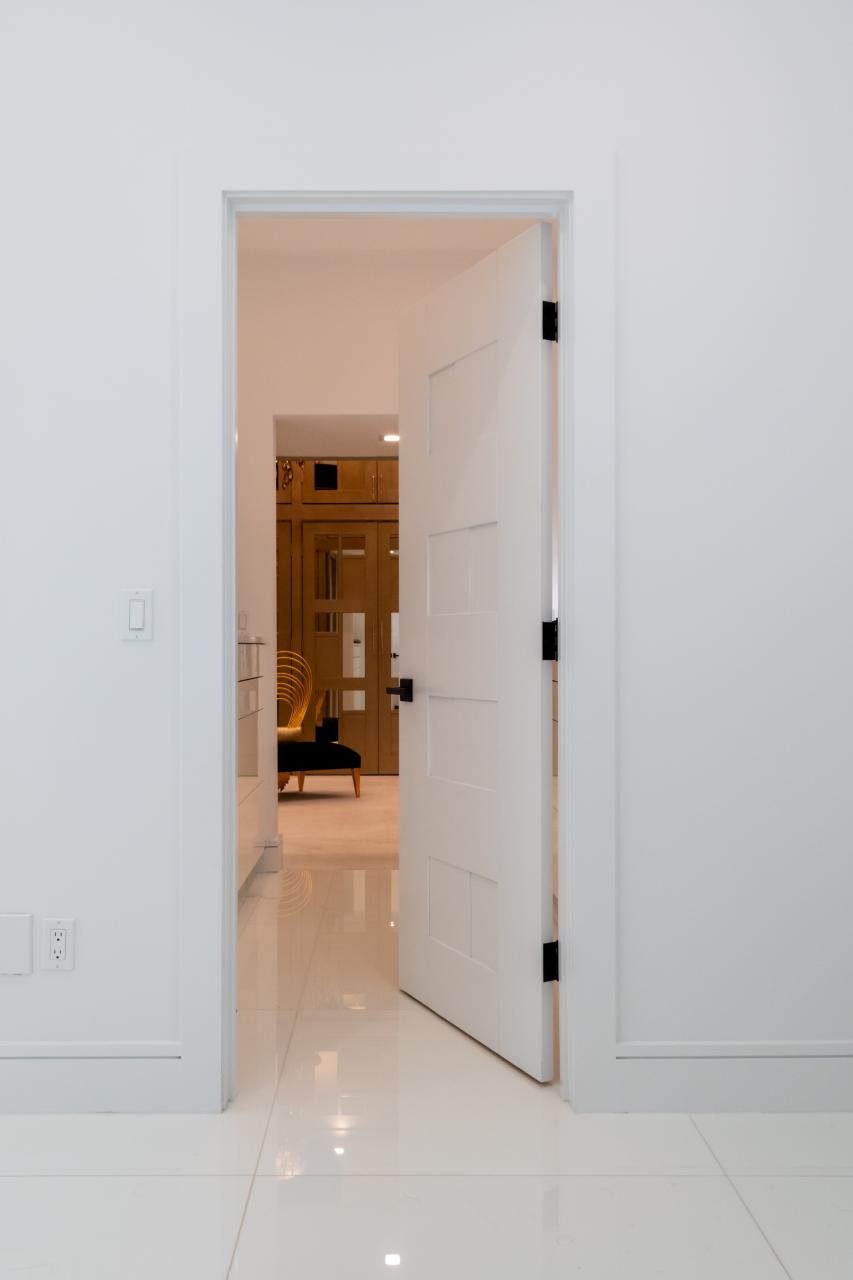 A TM9420 door in MDF open to a luxurious walk-in closet.