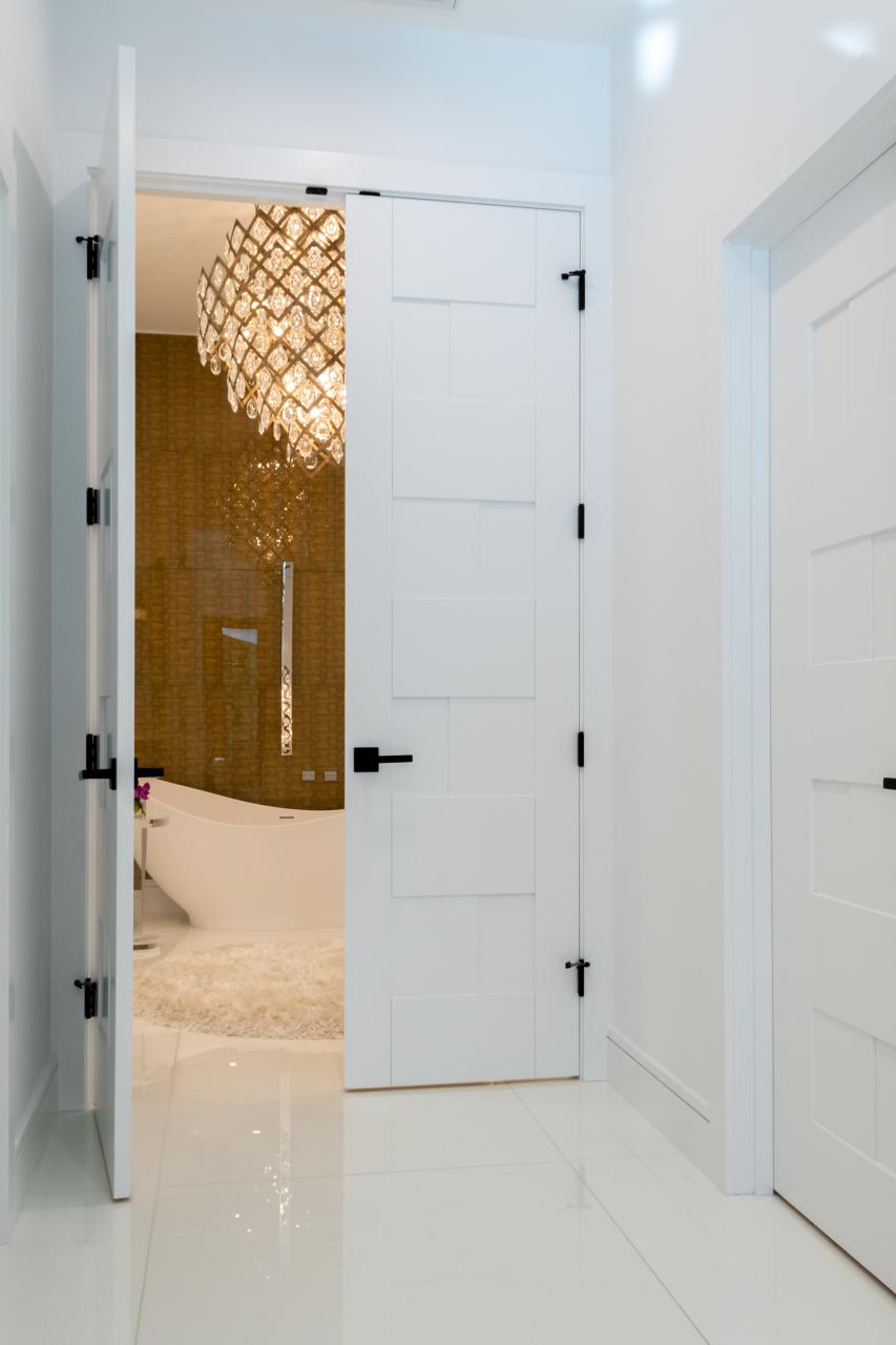 This modern master bath features TM9420 doors in MDF with flat panel inserts.