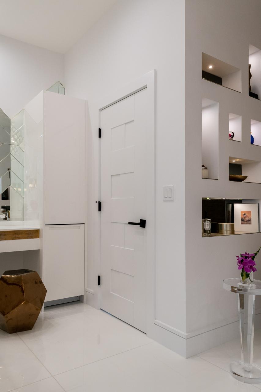 This modern master bath features TM9420 doors in MDF with flat panel inserts.