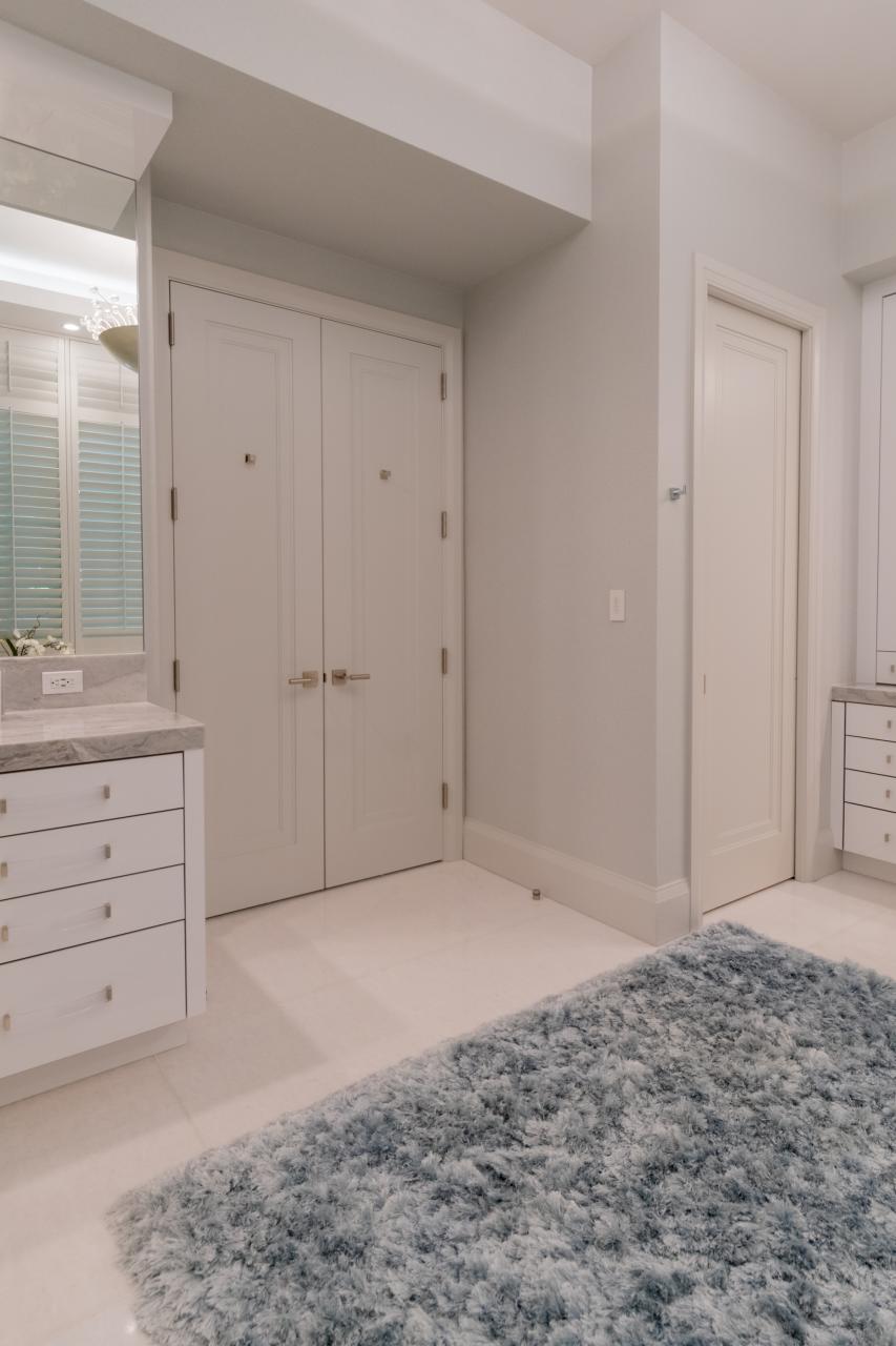 The master bath features TS1000 doors in MDF with Miracle (MR) moulding and Flat (C) panel.