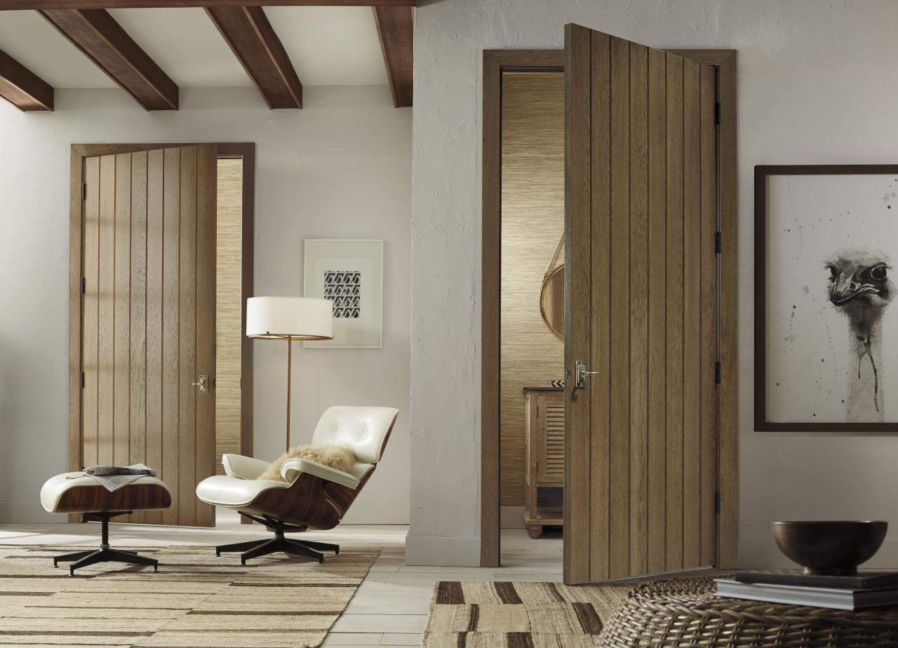 Plank doors (VG1000) in hickory with wide V-groove profile and Cappuccino handwiped stain
