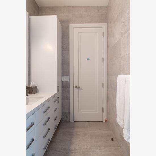 This guest room bath features TS1000 doors in MDF with Miracle (MR) moulding and Flat (C) panel.