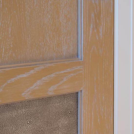 Detail of a modied TS2210 in wire-brushed plain sawn white oak with customer-applied ceruse finish and Shagreen Grey Oyster leather.