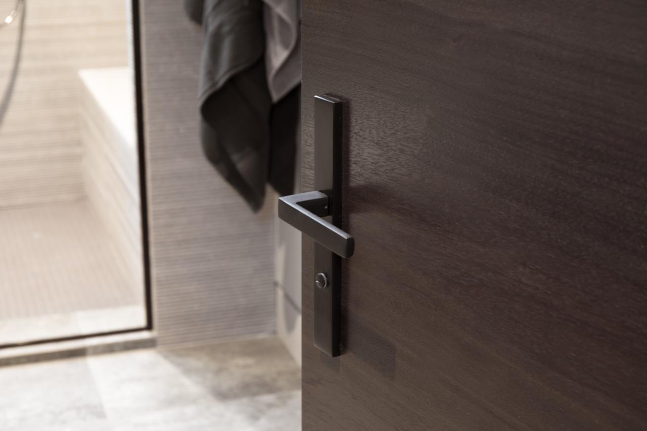 Detail of a TMF1000 flush door in walnut with Ebony stain.