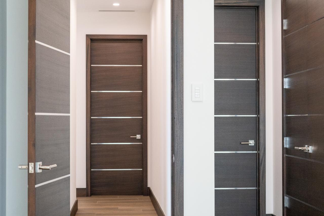 This bedroom features TMIR6000 doors in mahogany with ½" bright stainless steel inlay. Builder provided stain finish.